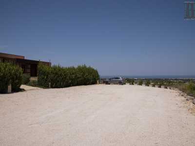 ...per arrivare sul punto pi� alto del poggio, l� dove la vive la signora Maria, che negli ultimi tempi ha adibito parte della sua casa ad agriturismo